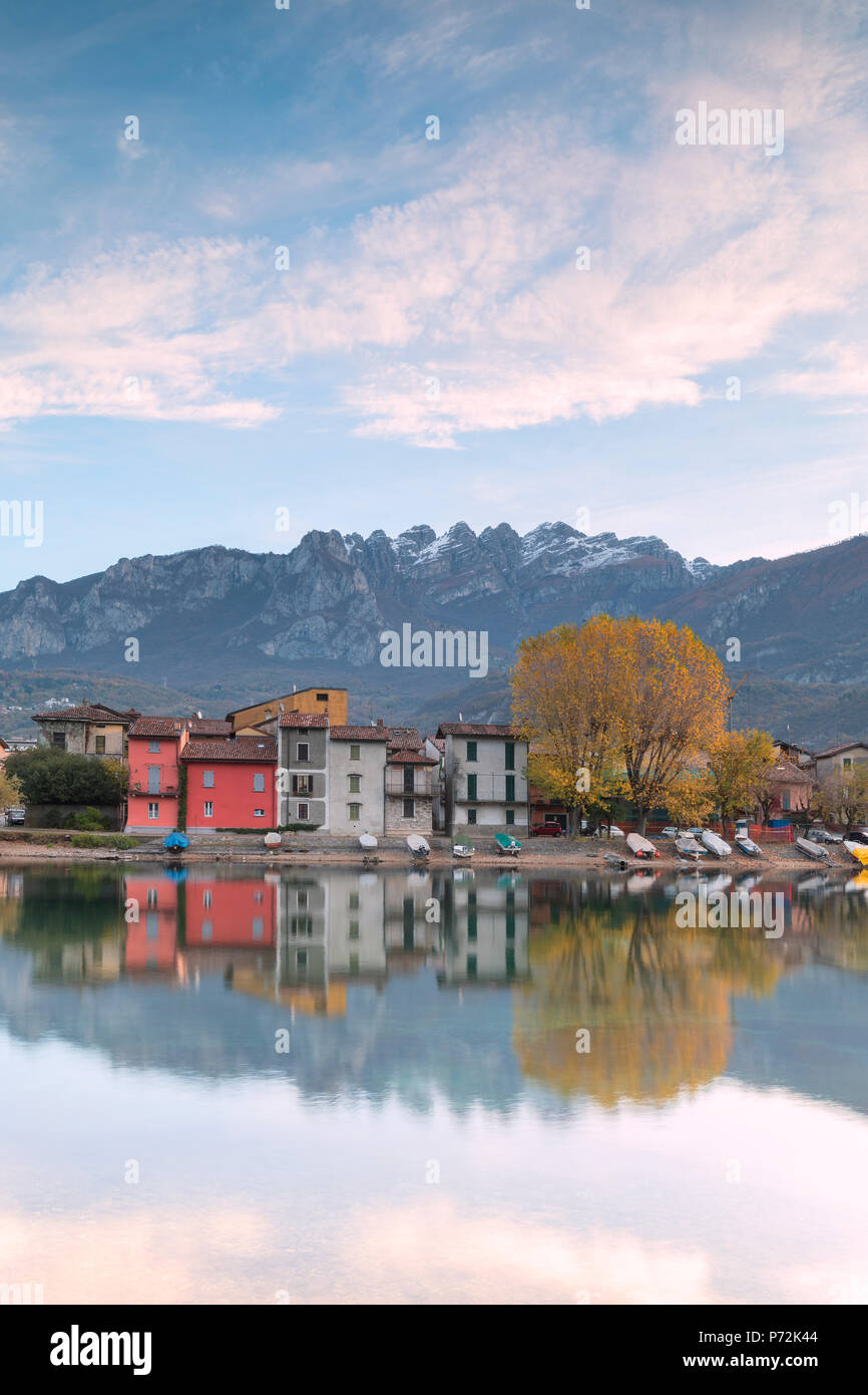 Amanecer en el monte Resegone y Pescarenico, provincia de Lecco, en Lombardía, Italia, Europa Foto de stock