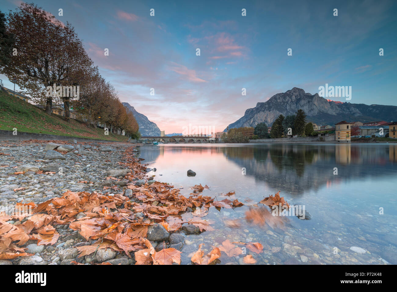 Amanecer sobre el río Adda, Lecco, Lombardía, Italia, Europa Foto de stock