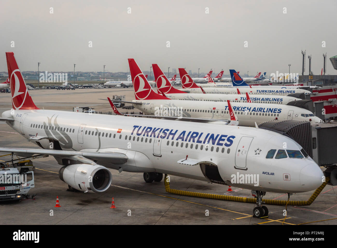 Estambul, Turquía - Junio de 2018: Turkish Airlines aviones en la pista del aeropuerto Atatürk de Estambul. Turkish Airlines es la compañía aérea nacional airli Foto de stock