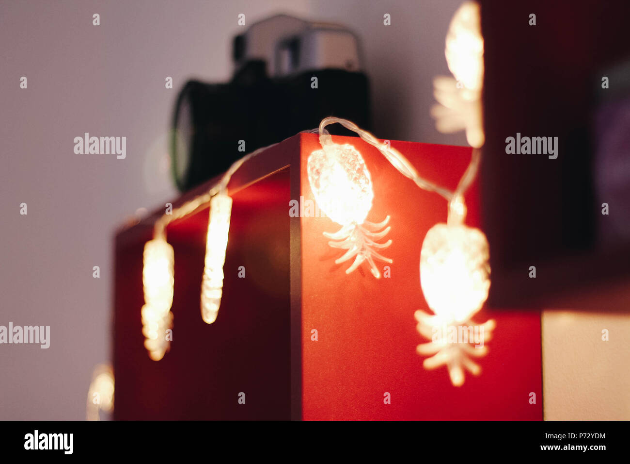 Close-up de decoratio string en el dormitorio (luces) Foto de stock