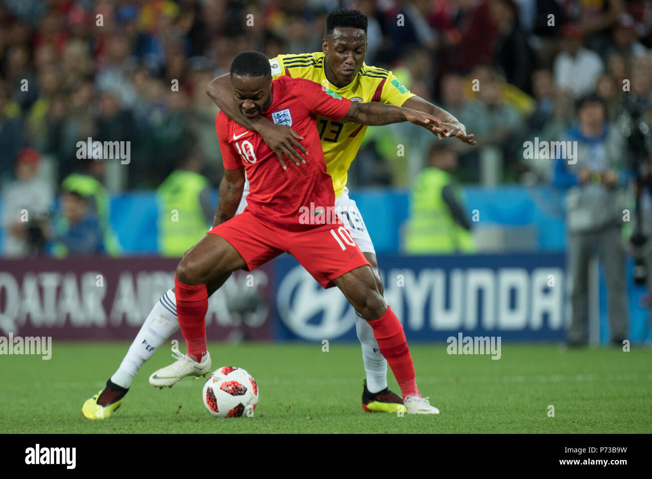 Moscú, Russland. 04 Julio, 2018. Raheem Sterling (ENG) versus Yerry MINA (COL), Acción, duelos, Colombia (COL) - Inglaterra (ENG) 3: 4 iE, Ronda de 16, 56, de 03.07.2018 de juego en Moscú; la Copa Mundial de Fútbol de 2018 en Rusia desde 14.06. - 15.07.2018. | Uso de crédito en todo el mundo: dpa/Alamy Live News Foto de stock