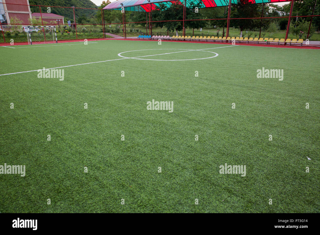 Mini Fútbol objetivo sobre un césped artificial . Dentro del campo de fútbol  sala Fotografía de stock - Alamy