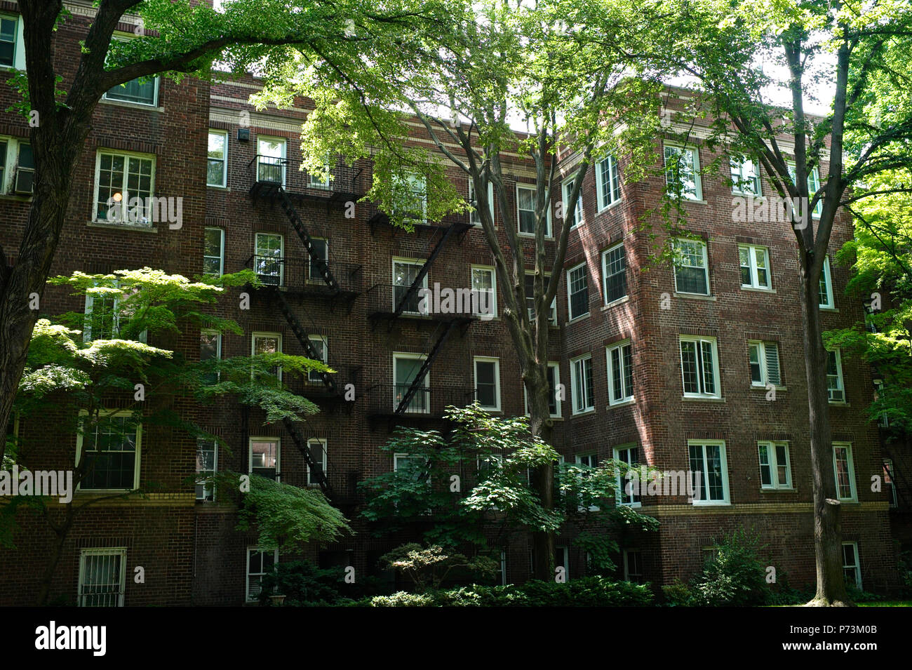 Construido como una cooperativa en 1922, Olmos Court fue diseñado por el arquitecto George H. Wells para el Queensboro Corporation. Situado en 79th y 80th Streets Foto de stock