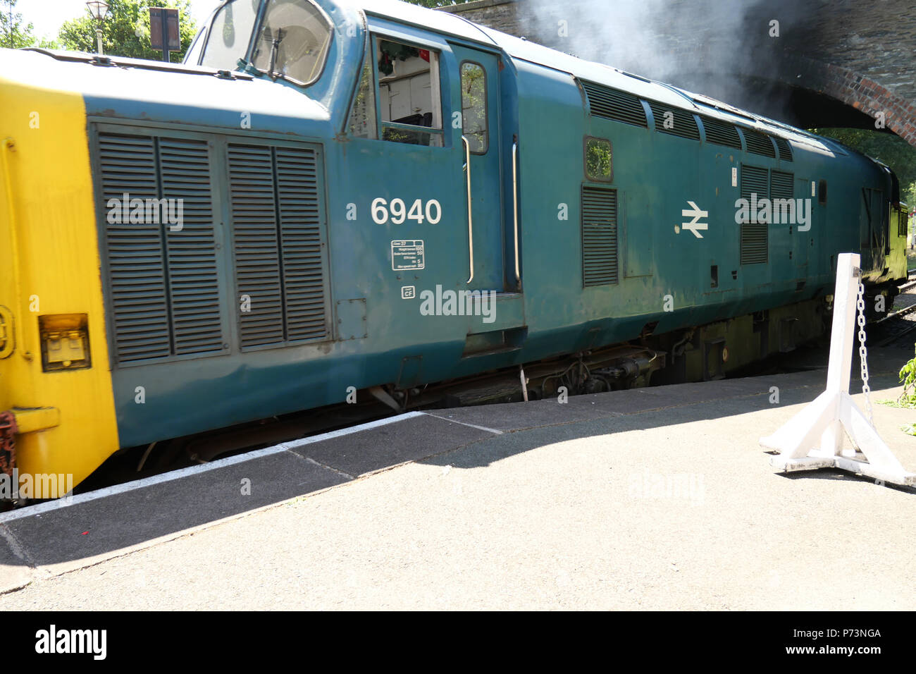03 Julio 2018 - Estación ferroviaria Carrog, Gales, Reino Unido. con una clase de 37 locomotoras (grupo C37LG) Inglés Tipo eléctrico 3. El motor V12 de 1700 CV. Foto de stock