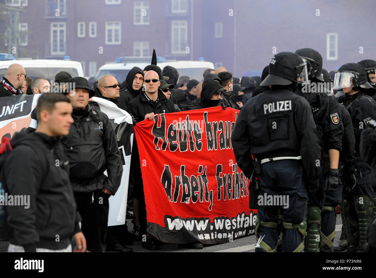 Alemania, el rallye de los nazis y grupos extremistas de derecha en Hamburgo Foto de stock
