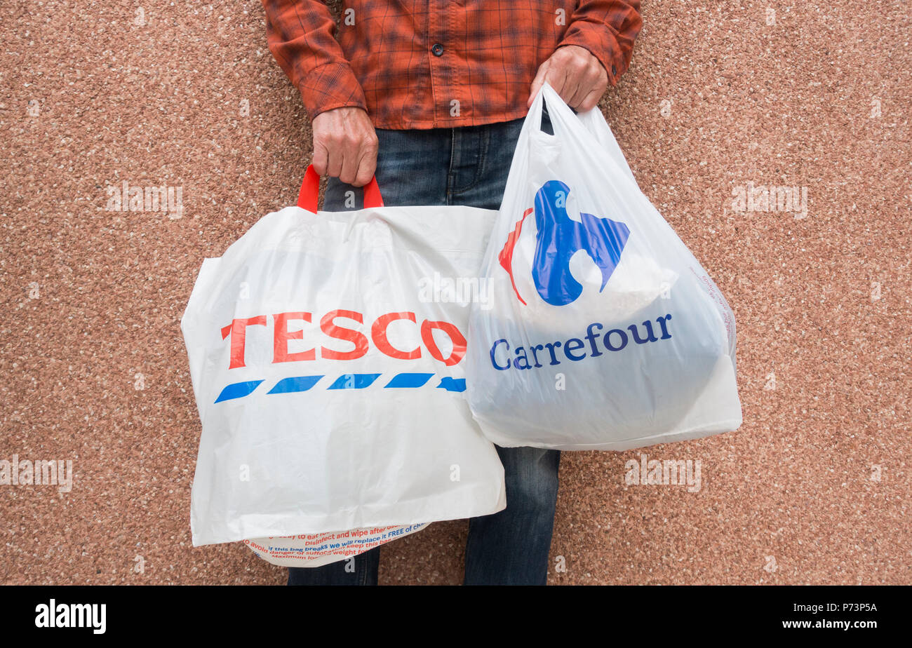 Tesco y Carrefour supermaket bolsas de plástico Fotografía de stock - Alamy