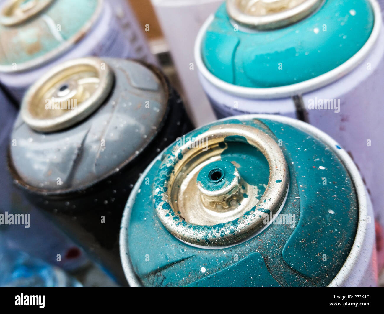 Utiliza Latas De Pintura En Aerosol Para Hacer Arte Urbano En La