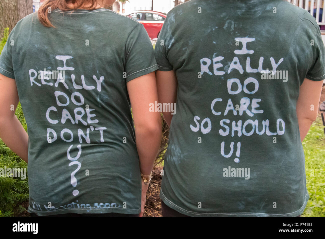KEENE, New Hampshire/US - 30 de junio 2018: una madre (izquierda) y su hija muestran los mensajes sobre la espalda de sus camisetas a un anti-Trump rally. Foto de stock