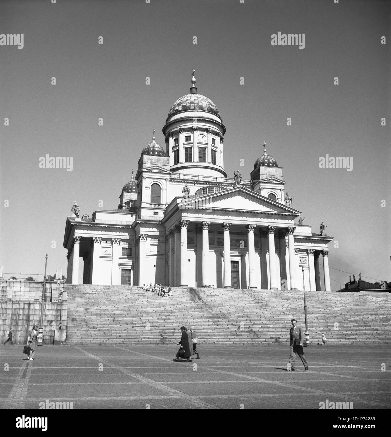 Catedral de Helsinki y la Plaza del Senado en agosto de 1947. Foto de stock