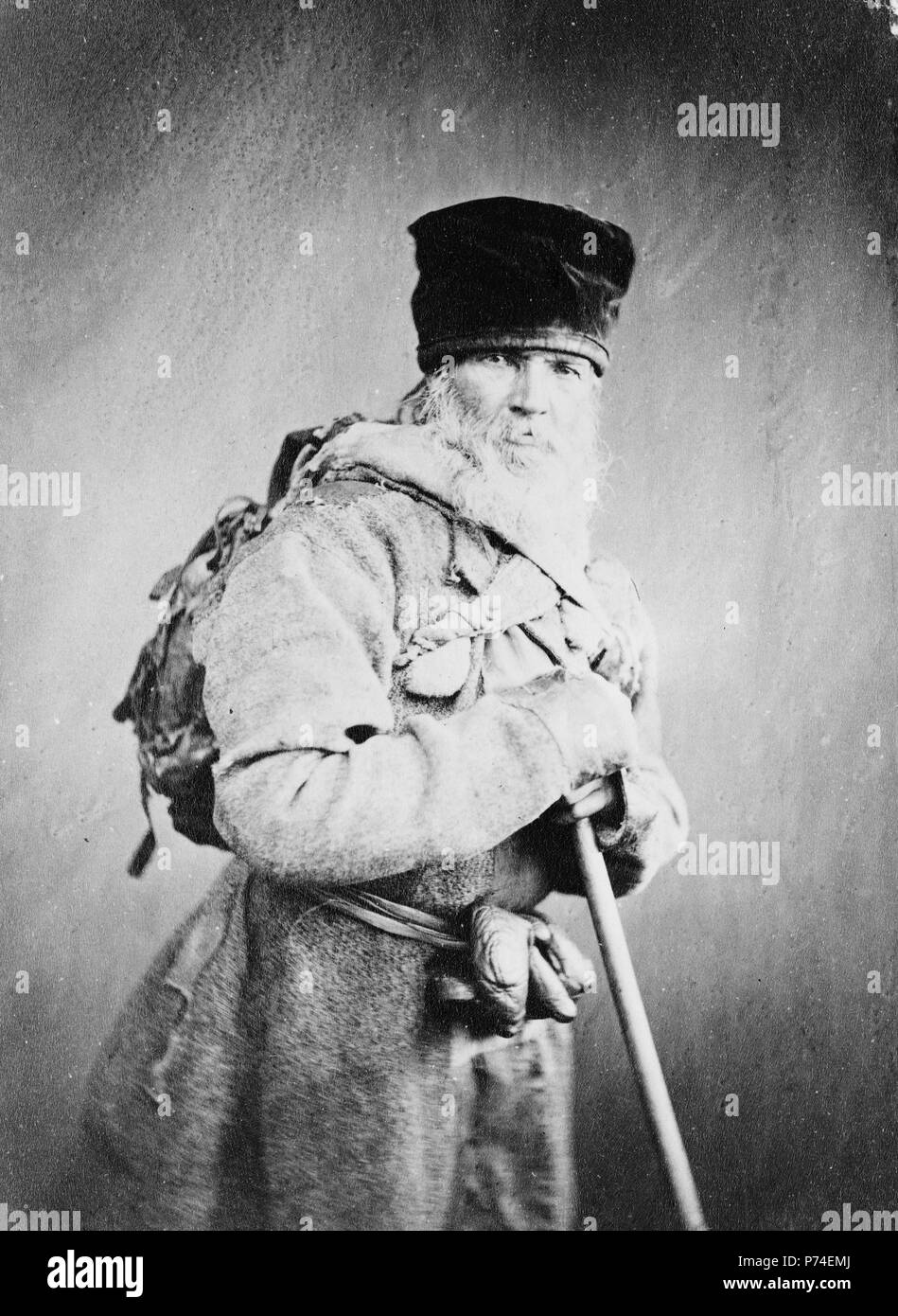Hombre Barbado, de pie, de tres cuartos de longitud, llevar mochila, con bastón, Rusia 1880 -1924 Foto de stock
