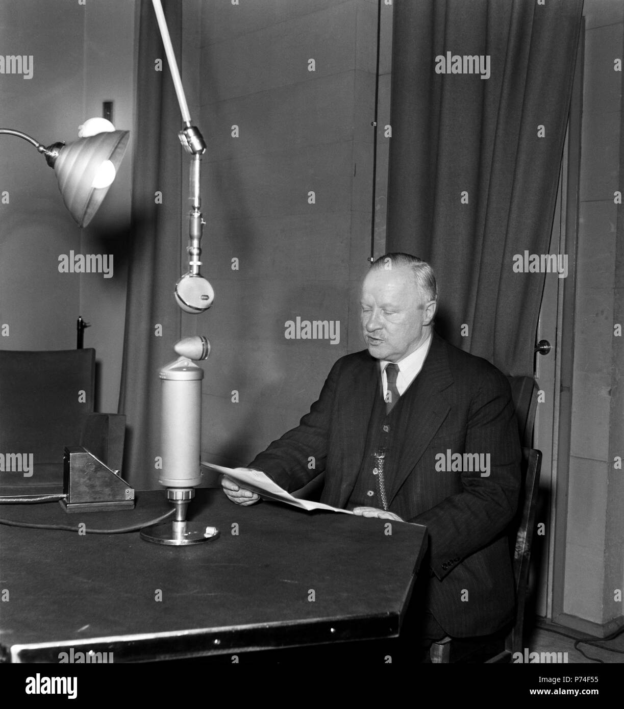 El Ministro de Relaciones Exteriores Väinö Tanner le dice a la gente que la guerra ha terminado, Invierno de 1940. YLE Radio Foto de stock