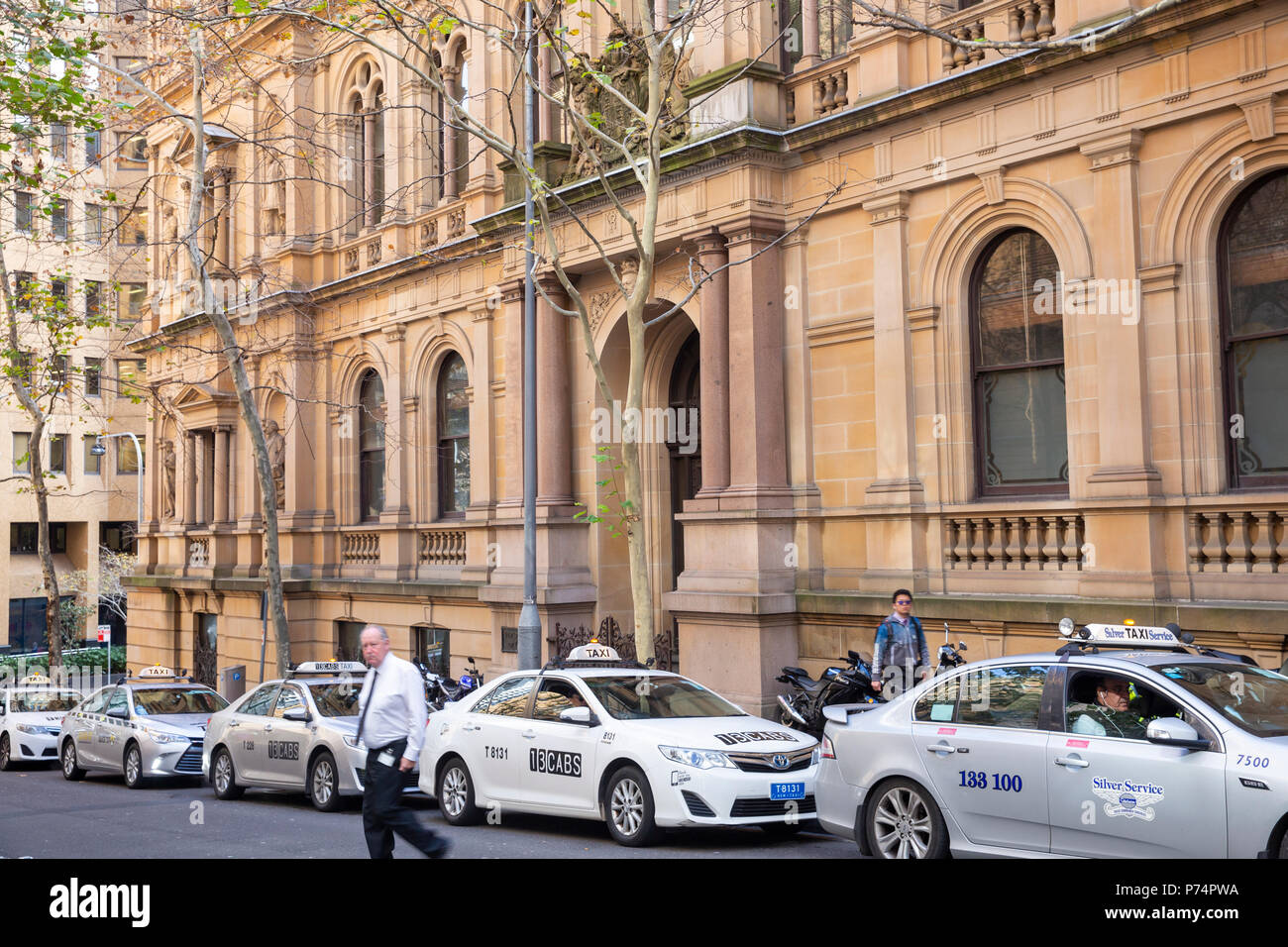 Departamento de Tierras de Nueva Gales del Sur en el centro de la ciudad de Sydney, Nueva Gales del Sur, Australia parada de taxis está llena de taxis esperando a los clientes Foto de stock