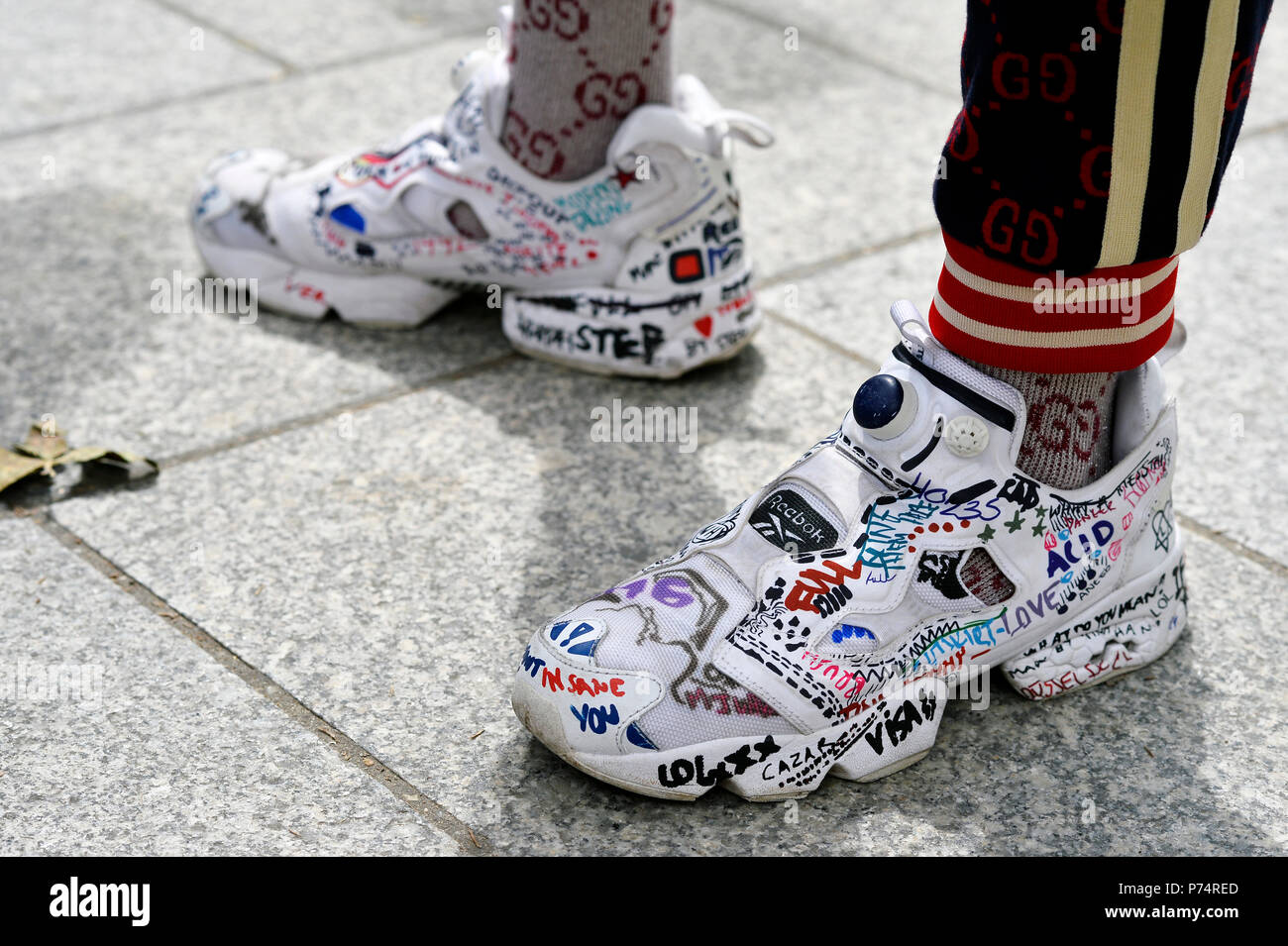 Tagged sneakers - StreetStyle en Louis Vuitton - de la de París hombres Primavera Verano 2019 - Palais Royal París - Francia de stock - Alamy