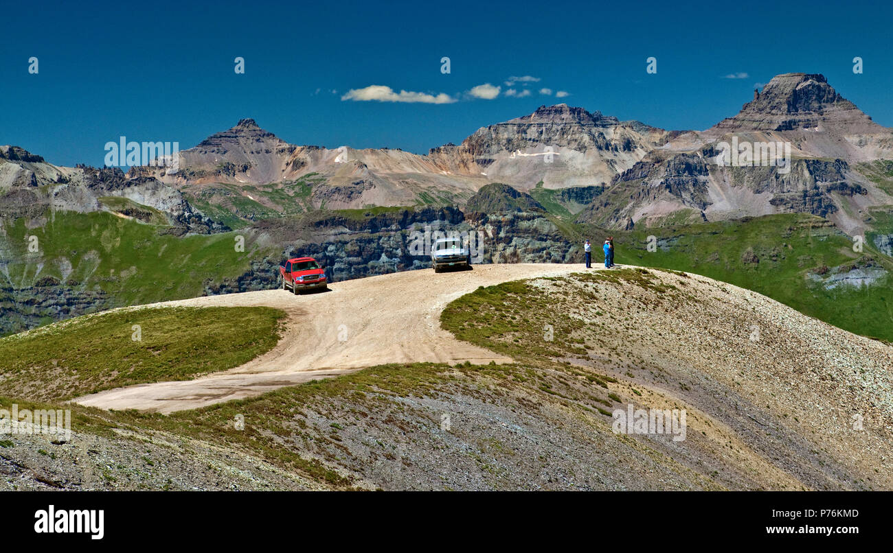 Los automóviles estacionados en el mirador de Alpine Loop cerca pase ingeniero, montañas de San Juan, Colorado, EE.UU. Foto de stock