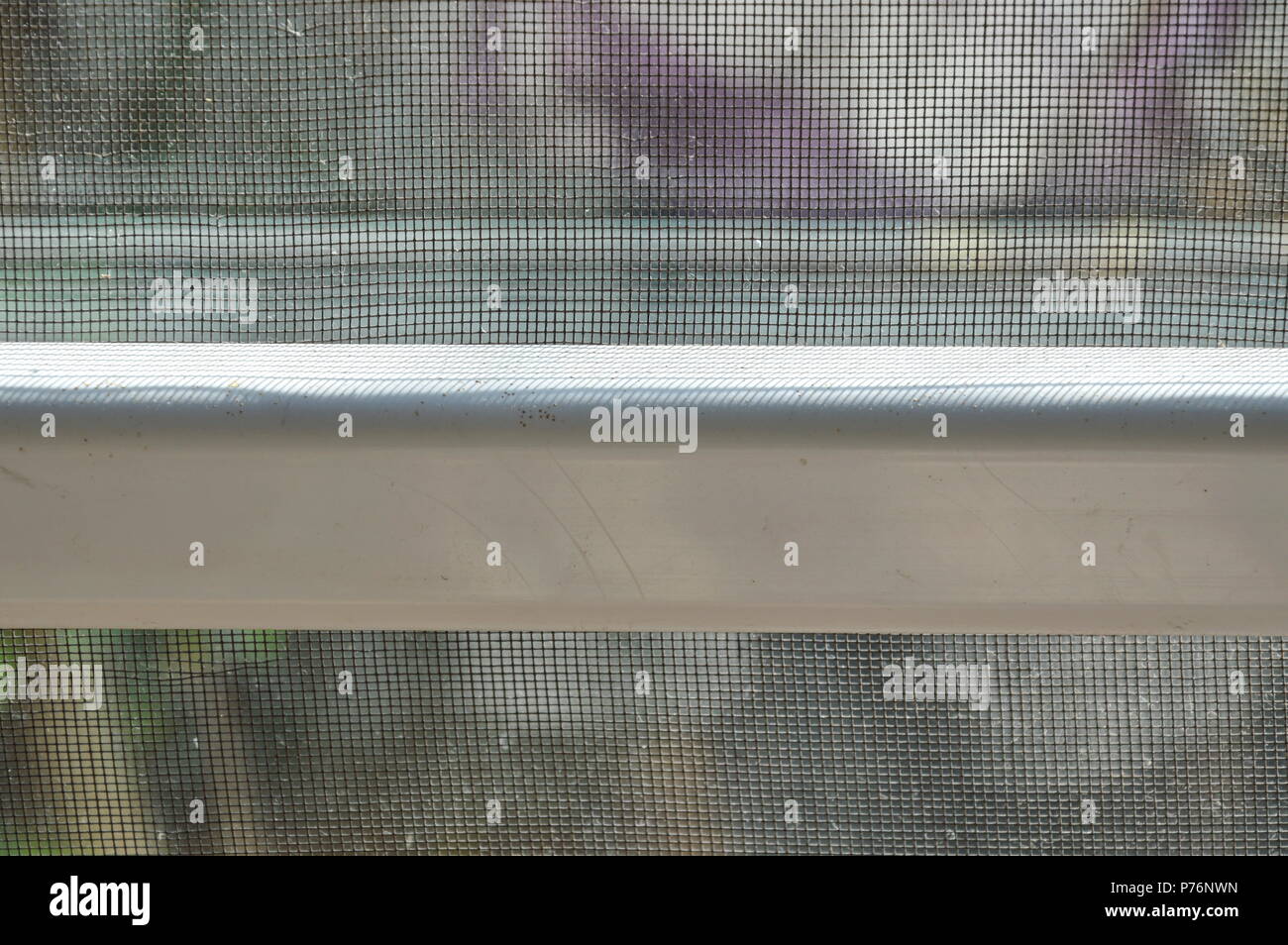 Sombra de mosquitero sobre el bastidor de la puerta Fotografía de stock -  Alamy