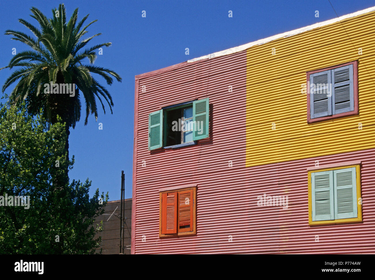 Hierro Corrugado fachada de una casa en el barrio la Boca, Buenos Aires, Argentina Foto de stock