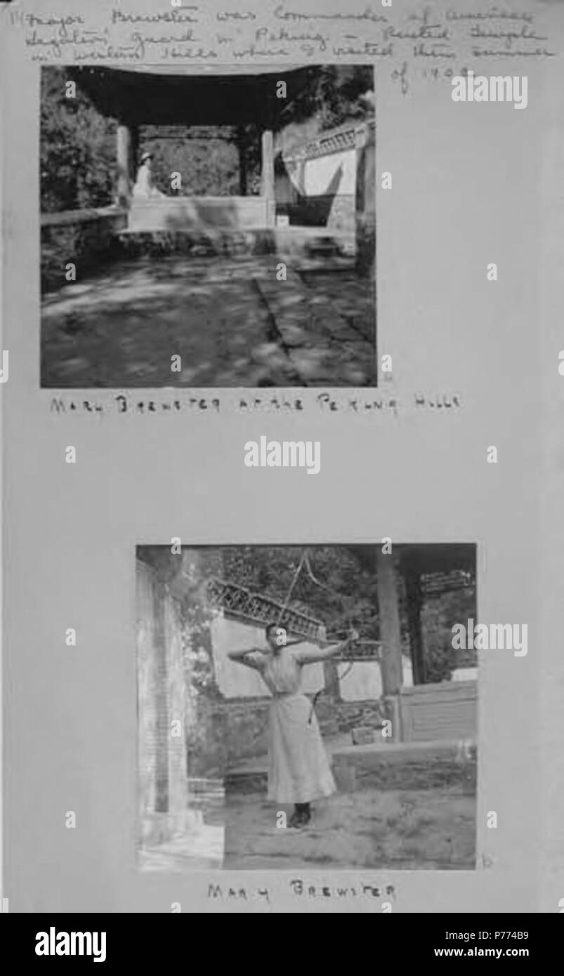 . Inglés: Mary Brewster en Pekín colinas; y practicar tiro con arco, 1902 . Inglés: PH Coll 214.D14 . 1902 8 Mary Brewster en Pekín colinas; y practicar tiro con arco, 1902 CHANDLESS (92) Foto de stock