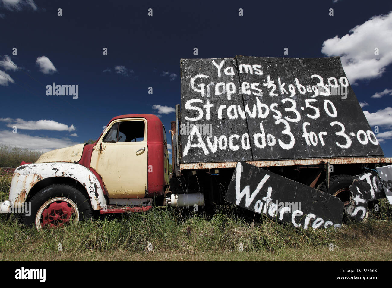Camioneta de época con cartel de pizarra de publicidad que promueve frutas y verduras frescas para la venta en Foxton, Nueva Zelanda Foto de stock