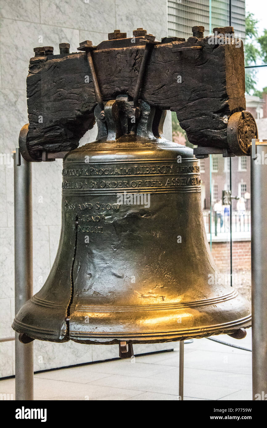 La campana de la libertad es un símbolo icónico de la independencia americana, ubicada en Filadelfia, Pensilvania, EE.UU. Foto de stock