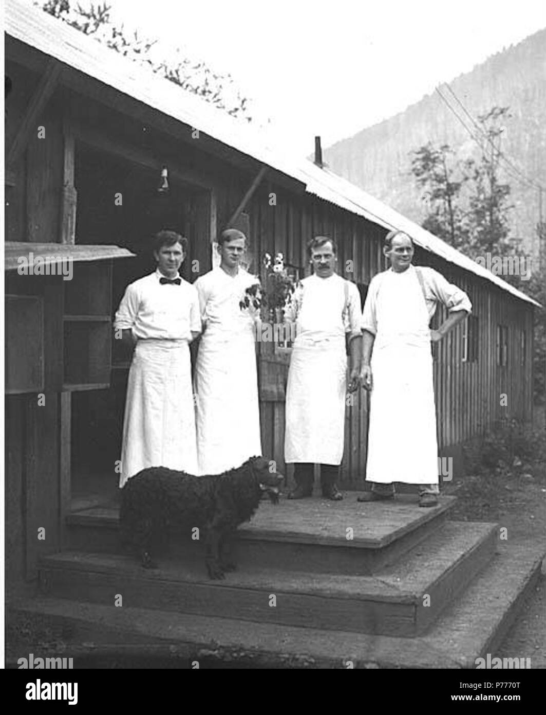 . Inglés Galley crew, empresa maderera Ebey, ca. 1917 . Inglés PH