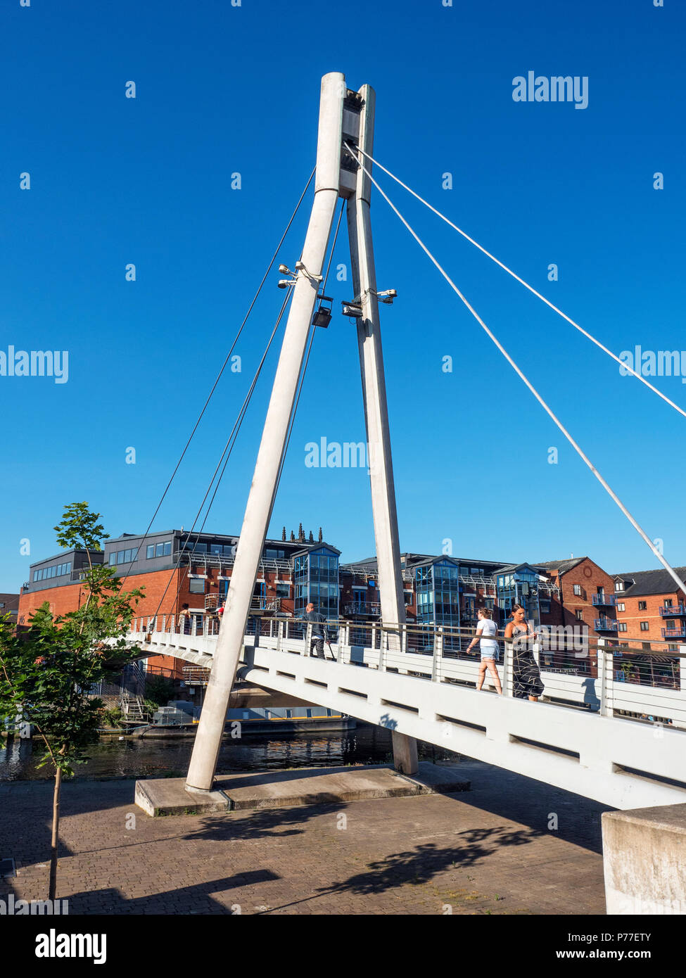 Puente Centenario sobre el río Aire en el Brewery Wharf en Leeds, West Yorkshire, Inglaterra Foto de stock