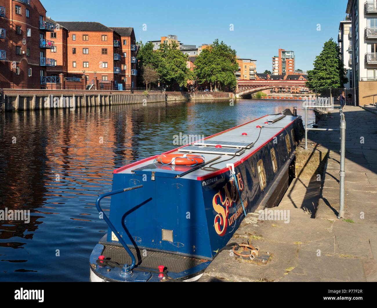 Narrowboat amarrado en el río Aire en el Brewery Wharf en Leeds, West Yorkshire, Inglaterra Foto de stock
