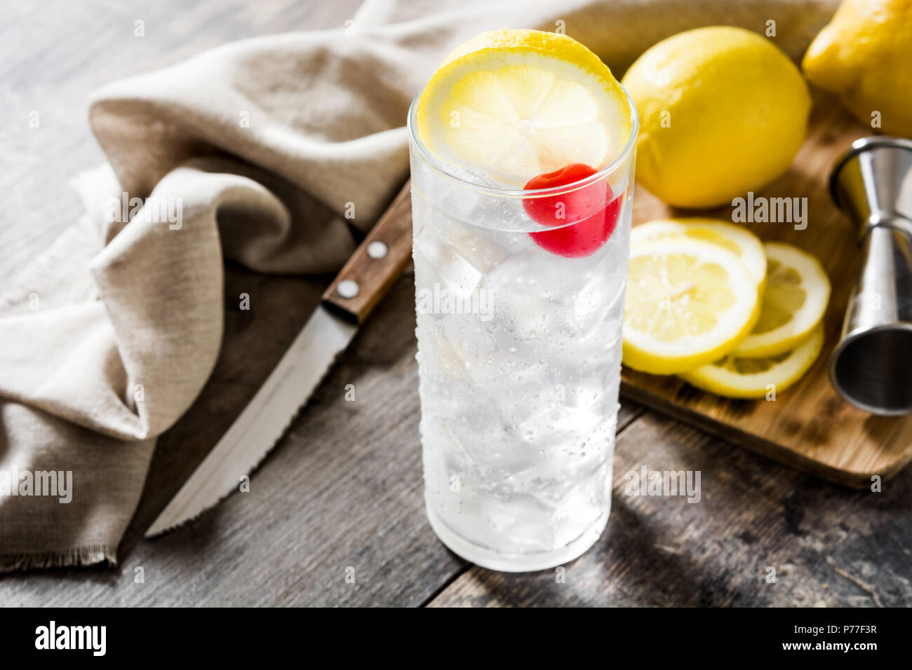 Tom Collins cóctel clásico sobre la mesa de madera. Foto de stock