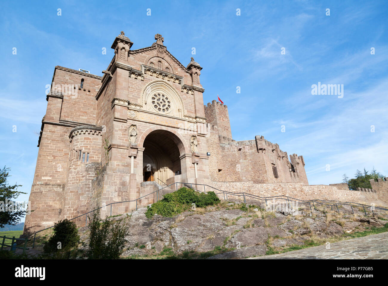 España, Javier, la basílica y el Castillo de Javier (Castillo de Javier). Construido en el siglo 10 y famoso por ser el lugar de nacimiento de Francisco Xavi Foto de stock