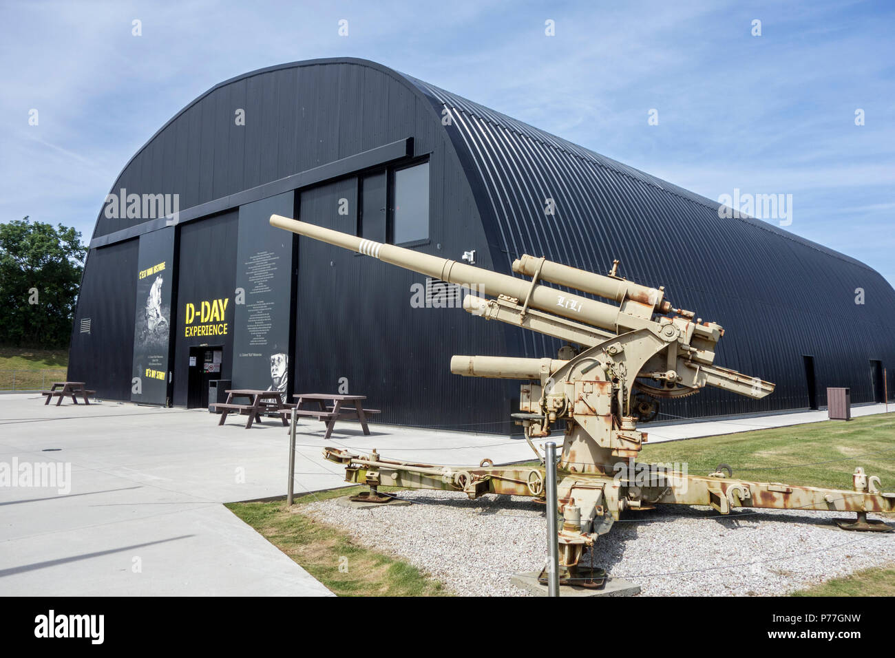 El alemán de 88 mm el cañón antiaéreo en la experiencia del Día-D, atracción y WW2 museo en Saint-Côme-du-Mont, Saint-Lô, Normandía, Francia Foto de stock