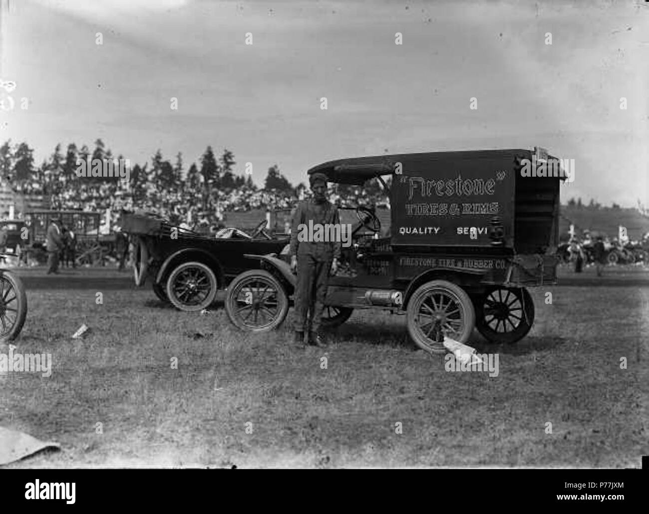 Inglés: camión de servicio de neumáticos Firestone en Tacoma Speedway circa  1915. La ubicación era el Tacoma Speedway, a unos siete kilómetros de  Tacoma. La ocasión fue probablemente el auto tres razas