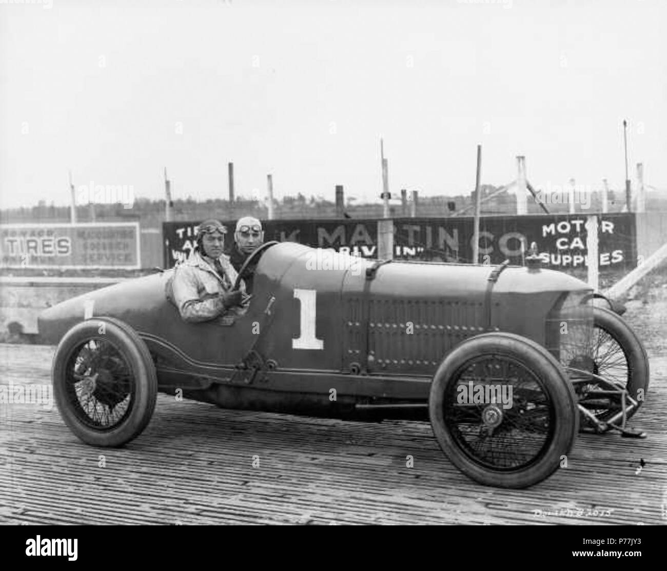 Inglés: Dario resta es fotografiado en julio de 1919, en el Tacoma Speedway en su Resta especial. También en el vehículo es su mecánico R. Dahnke. Resta estaba haciendo su primera aparición en la pista de Tacoma y él era un comodín desconocido. En los ensayos para la carrera del 4 de julio, apareció a celebrar su coche de vuelta, sólo ir lo suficientemente rápido para calificar. Sin embargo, resultó que el motor más pequeño en su vehículo no podría competir con los cuatro grandes coches. Terminó el último en la milla 40 y 60 millas de las razas y se retiró de las 80 millas de carrera con problemas de motor. Resta nació en Milán, Italia, en 1884. H Foto de stock