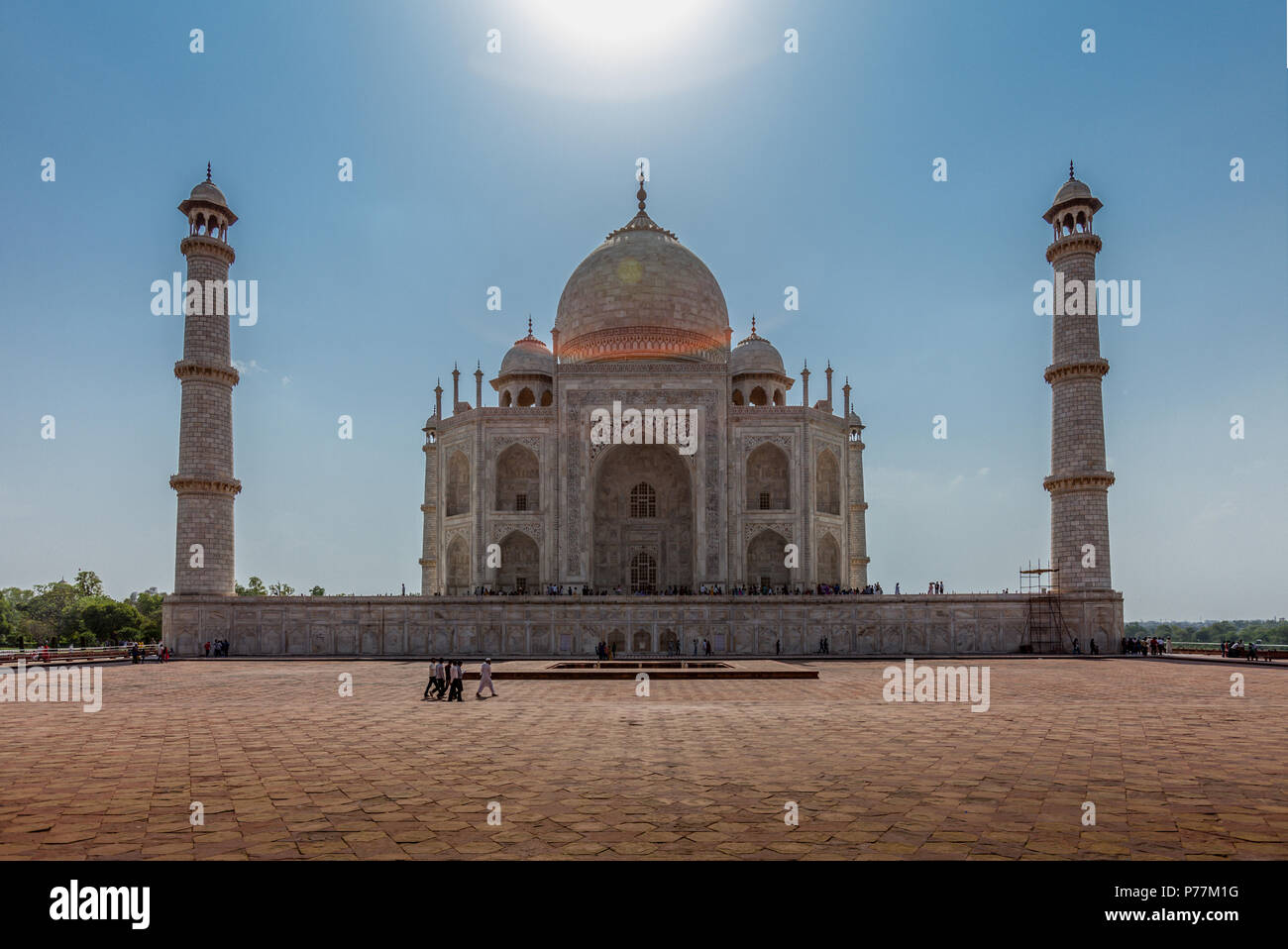 Taj Mahal bajo el sol visto desde el Mihman Khana, Agra, India Foto de stock