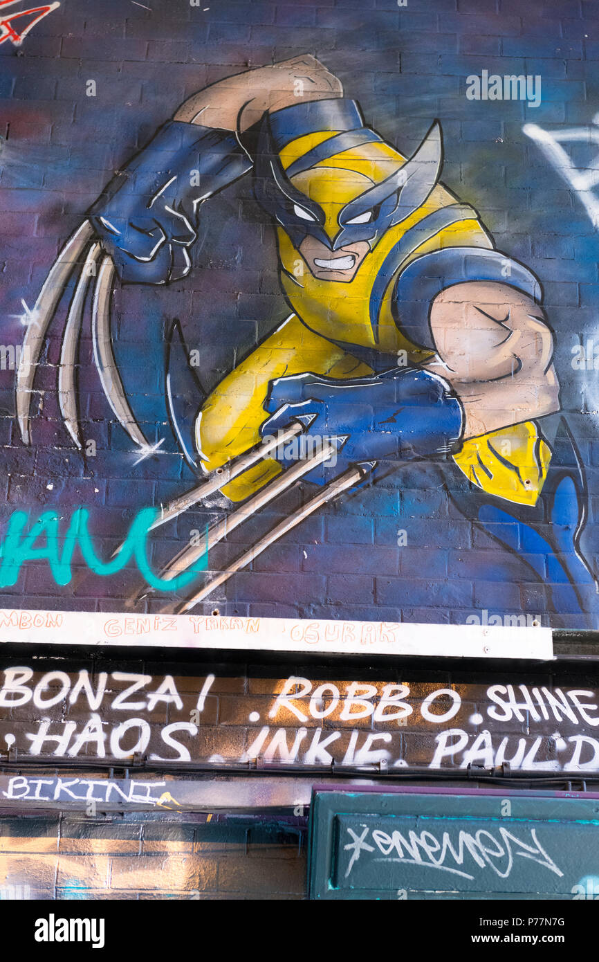 London Waterloo Leake Street graffiti cómic hero figura Wolverine estilo garras largos guantes azul traje amarillo acción agresiva máscara 1970 Foto de stock