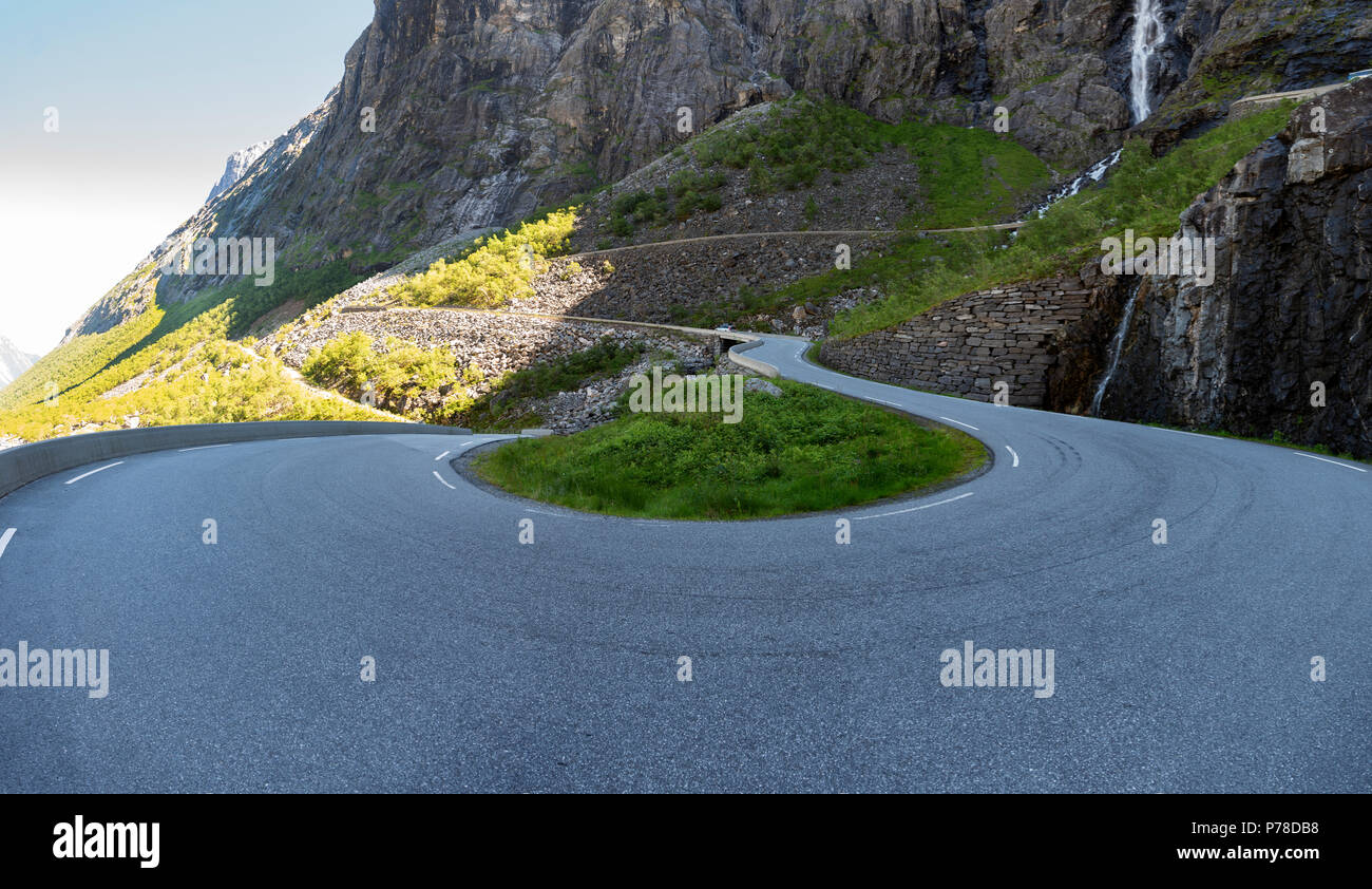 En una curva del Trollstigen Pass, Noruega Foto de stock