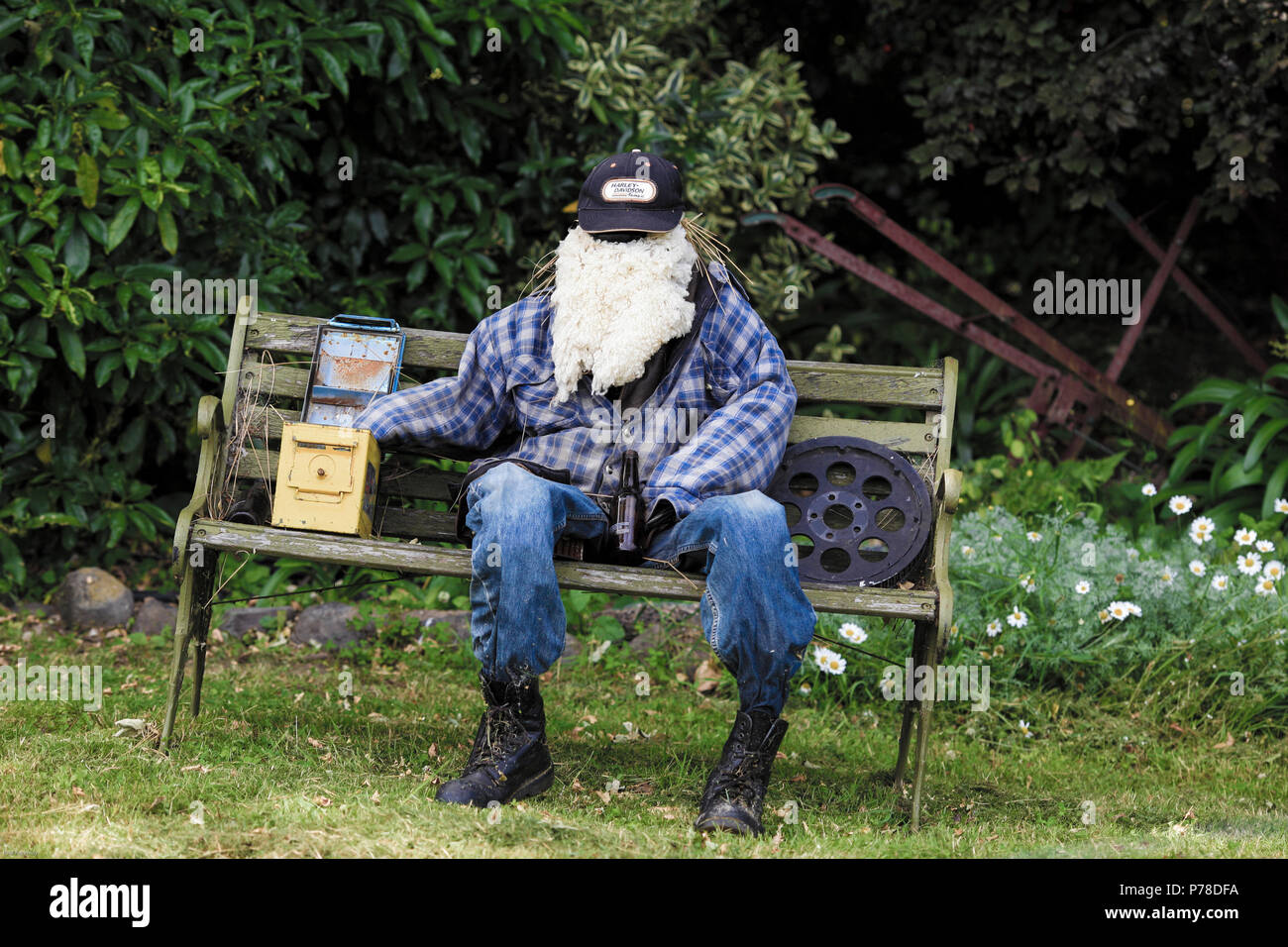 Extravagante maniquí con gran barba blanca sentado en un banco de hierro fundido en Canterbury, Nueva Zelanda Foto de stock