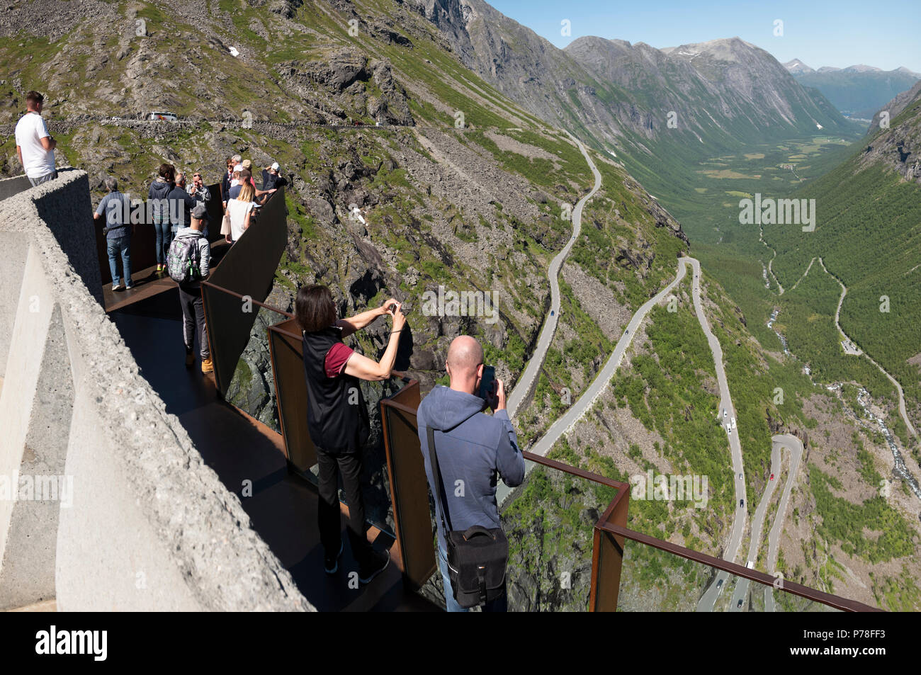 La plataforma de visualización en la parte superior de la Trollstigen pass, Noruega Foto de stock