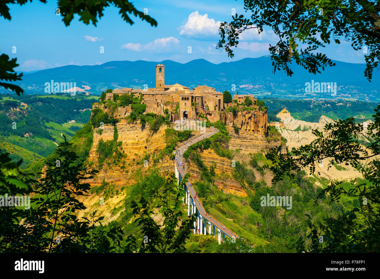 Civita di Bagnoregio, Lazio / Italia - 2018/05/26: Vista panorámica de la ciudad histórica de Civita di Bagnoregio con colinas y valles de Lazio Foto de stock
