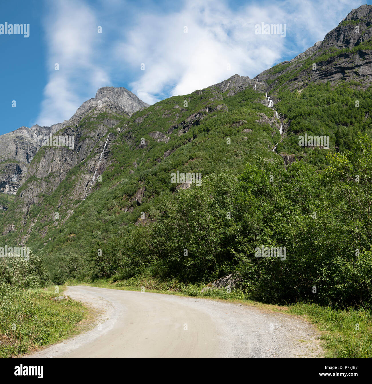 Ruta cicloturística grava encima Loen, Noruega Foto de stock