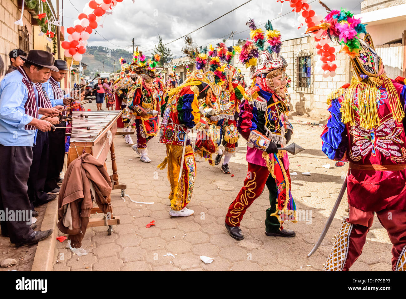 Parramos, Guatemala - Diciembre 29, 2016: Marimba músicos y bailarines de  danza folklórica tradicional en las máscaras y disfraces realizar Danza de  los Moros cerca de Antigua Fotografía de stock - Alamy