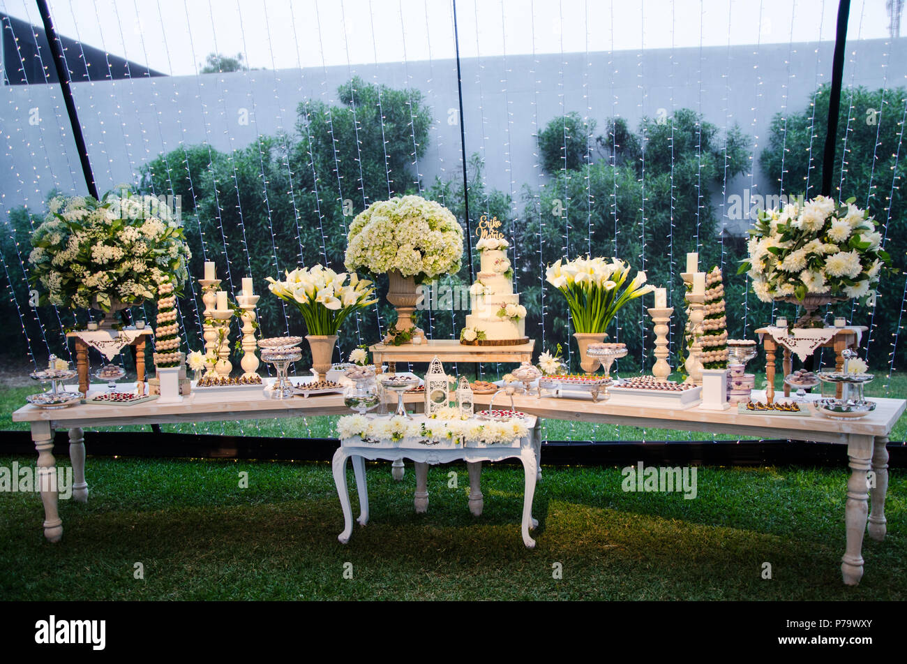 Hermosa mesa de dulces en una boda, decoración vintage Fotografía de stock  - Alamy