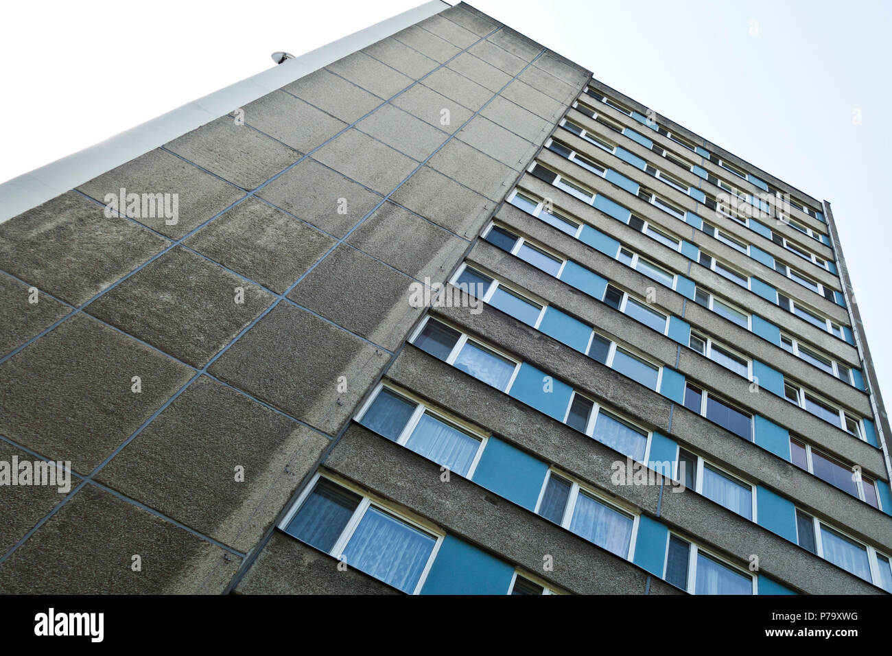 Ángulo de visión baja de un bloque de apartamentos Torre o panelak en República Checa Foto de stock