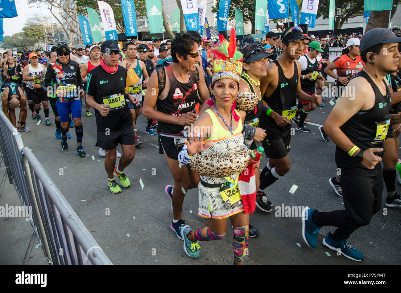 Lima, Perú - 20 de mayo de 2018: Maratón Lima 42k, evento deportivo que reúne a atletas de todo el mundo. La carrera comienza Foto de stock