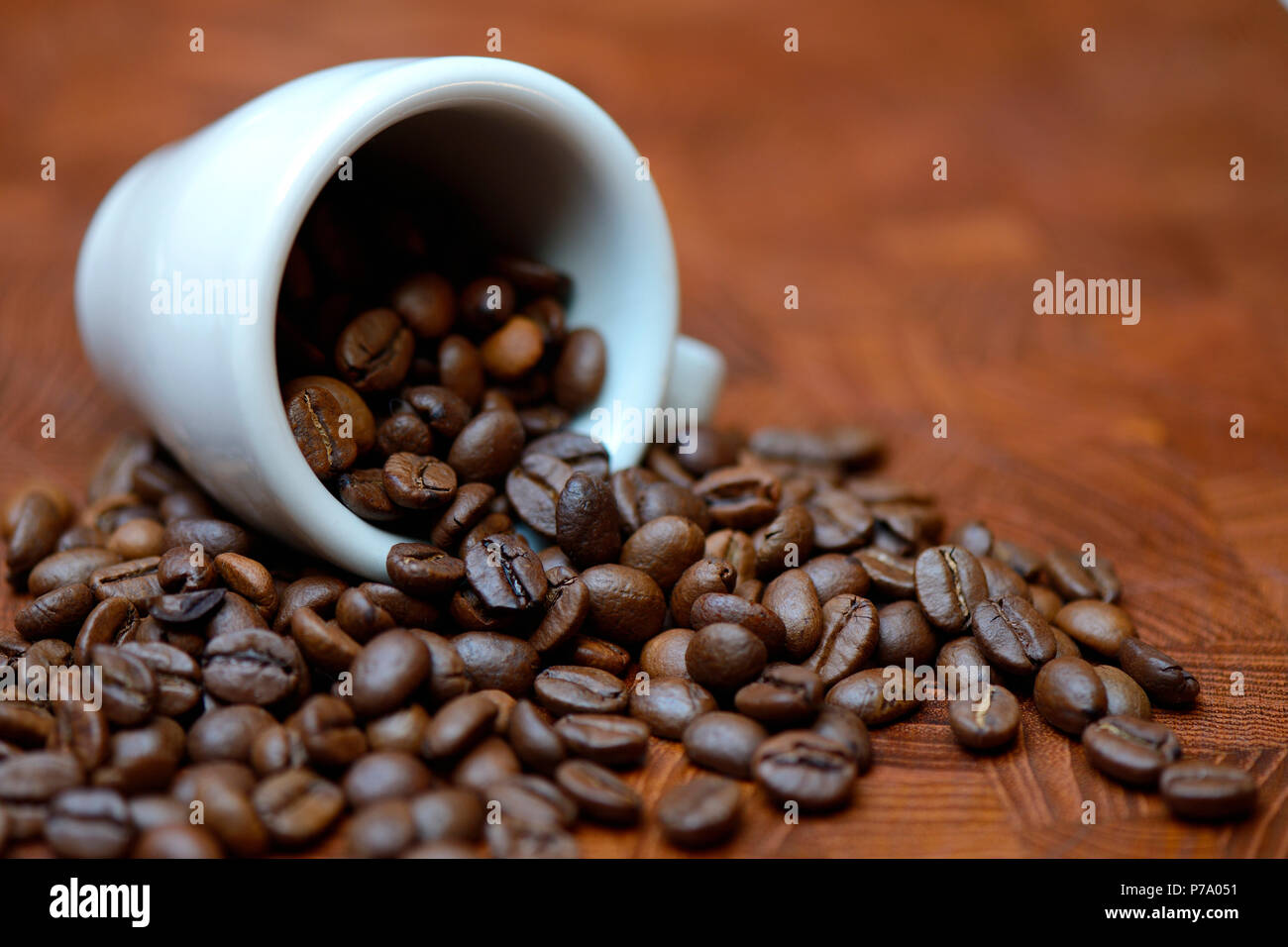 Los granos de café en la taza de café Foto de stock