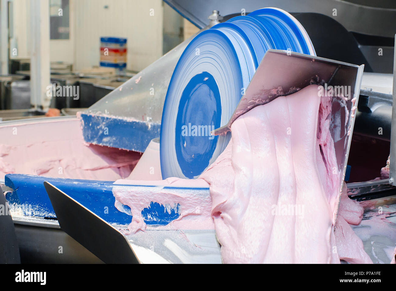 Cutter para moler la carne. Línea de producción de salchichas. Proceso de fabricación de