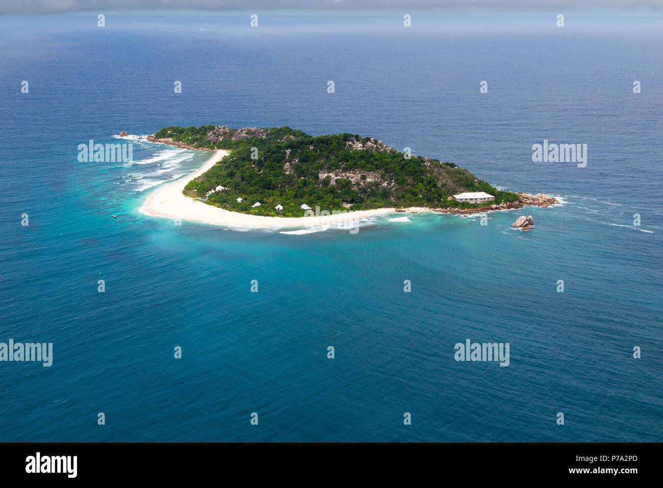 Vista aérea de la pequeña isla Cousine, Seychelles en el Océano Índico. Foto de stock