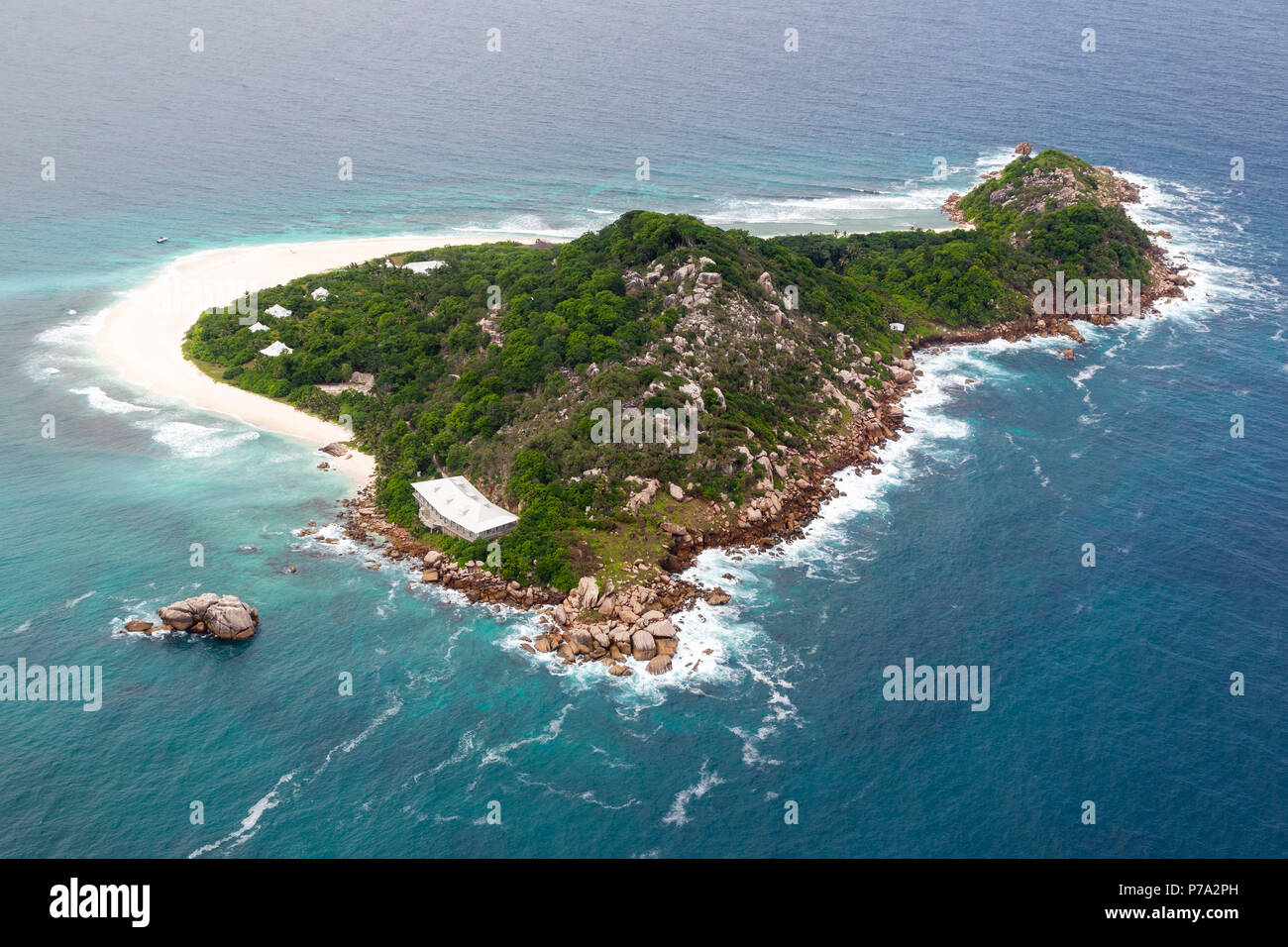 Vista aérea de la pequeña isla Cousine, Seychelles en el Océano Índico. Foto de stock