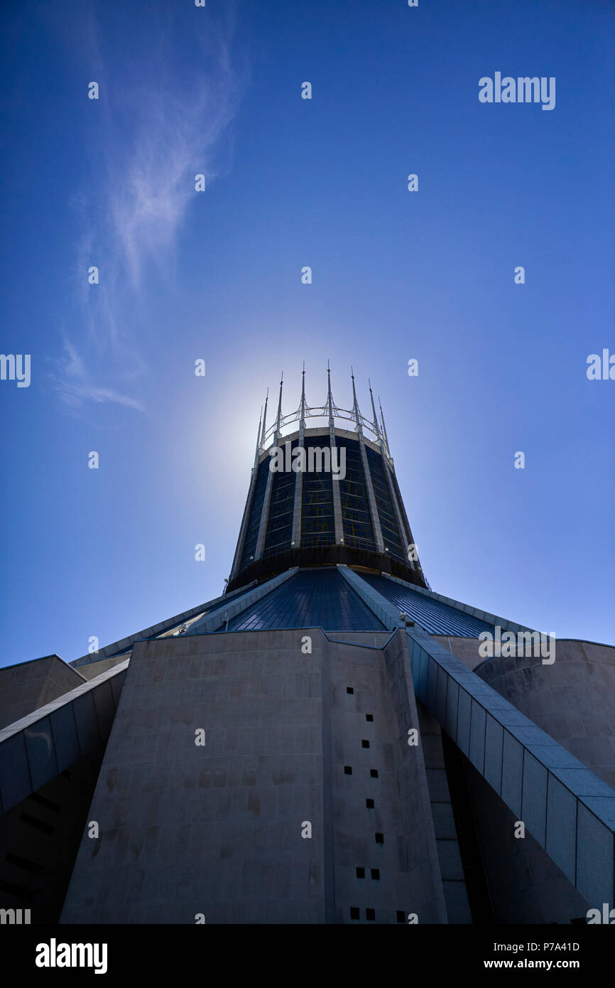Edificio de la catedral católica de Liverpool retroiluminados con el sol detrás de la torre principal Foto de stock