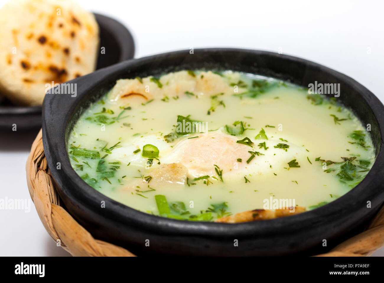 Tradicional sopa de huevo escalfado colombiano llamado changua Foto de stock