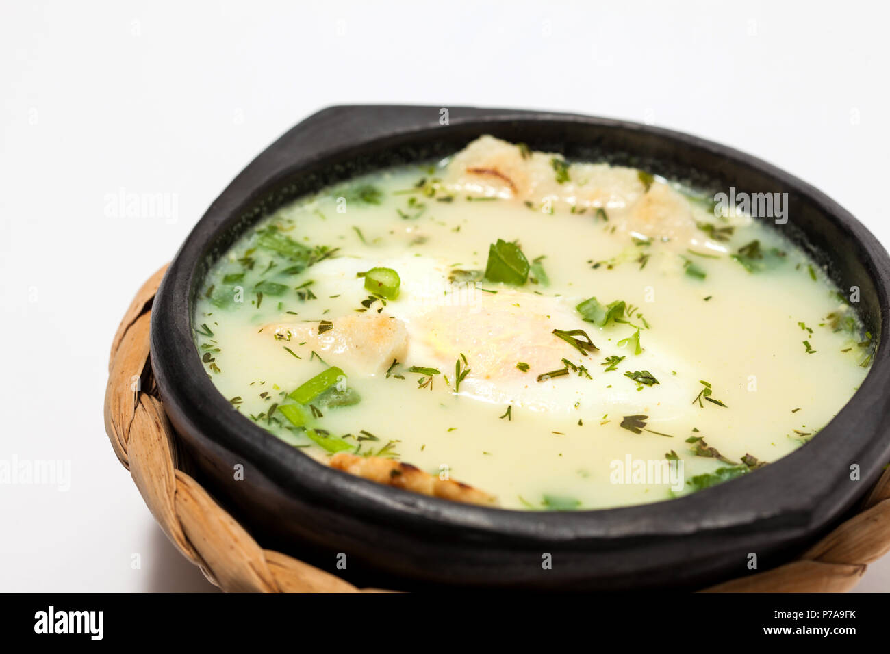 Tradicional sopa de huevo escalfado colombiano llamado changua Foto de stock