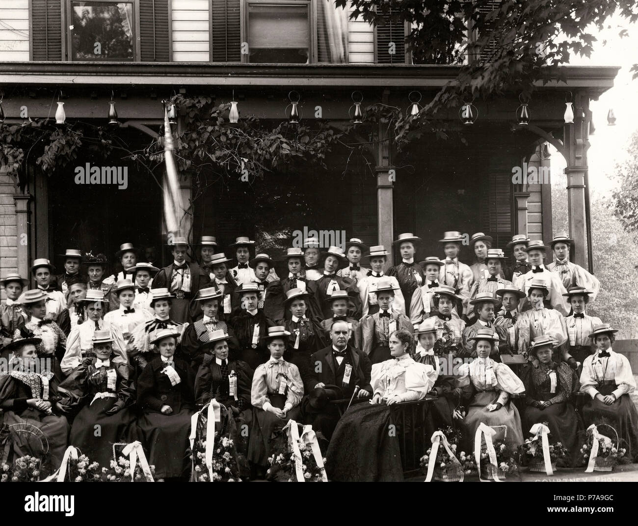 William McKinley (Ida y a su marido a la izquierda) posa con los miembros de la delegación de "Flor" de petróleo de la ciudad, Pennsylvania, antes del inicio de McKinley. Aunque las mujeres no podían votar en la mayoría de los estados, pueden influir en parientes de sexo masculino y se anima a visitar Canton, Ohio. La campaña presidencial de 1896 Foto de stock